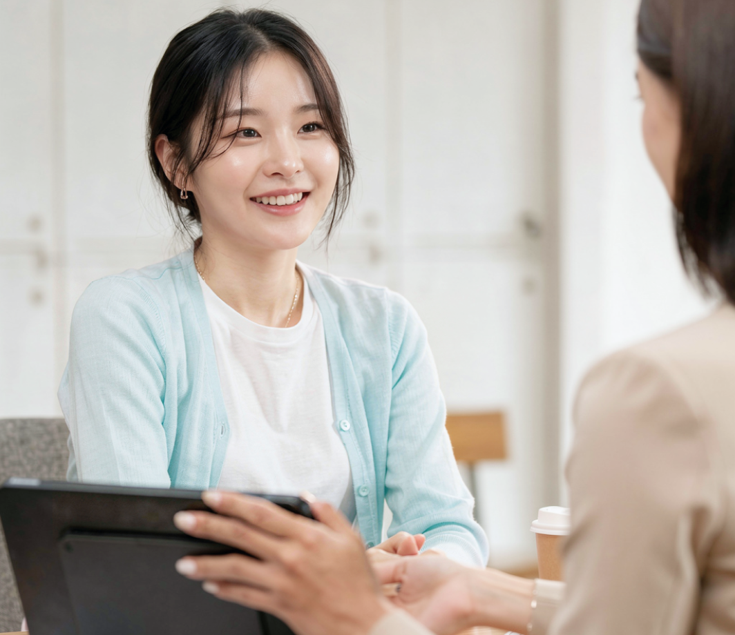 인테리어 전문가와 태블릿으로 시공 상담을 진행하는 장면 — 나야 시공 안심 서비스의 검증된 시공사 5개 공개 입찰 과정